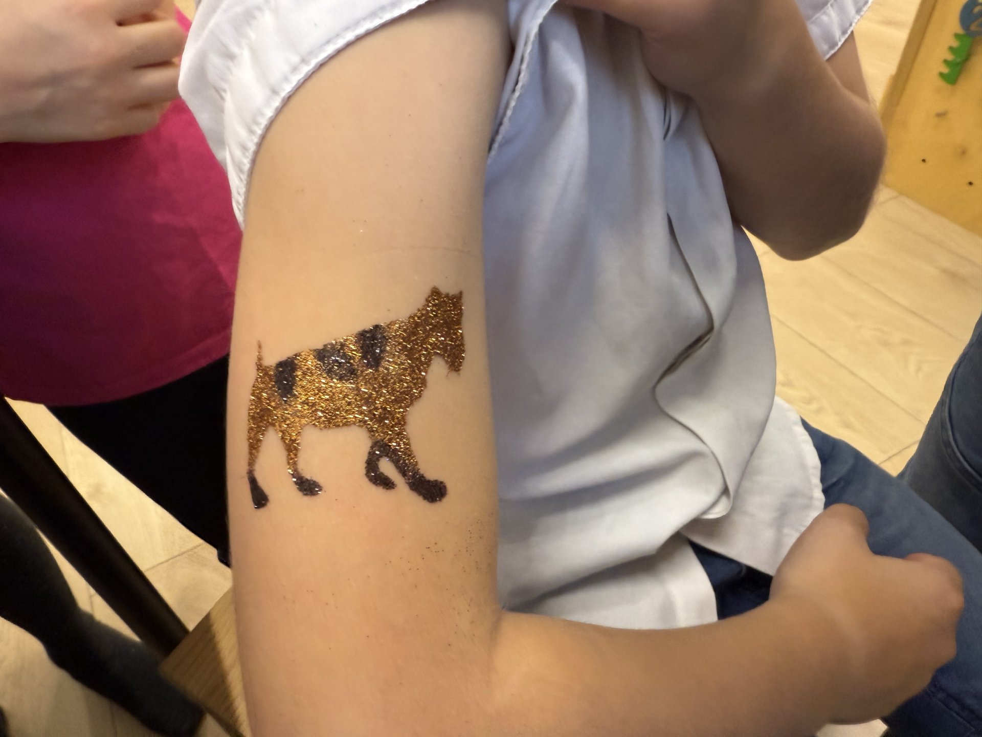 Glitter tetování