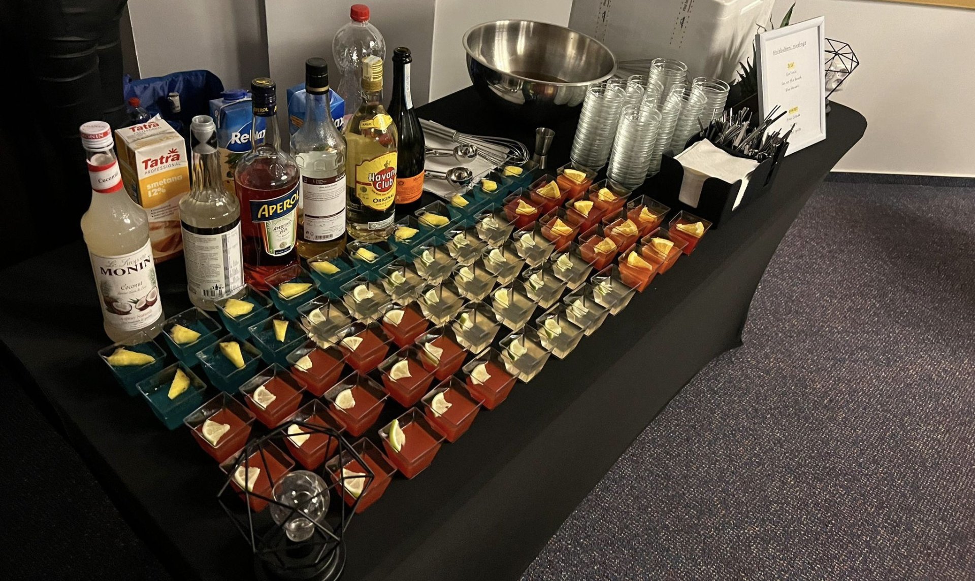 Alkoholické drinky ve formě želé i zmrzliny na firemním večírku! 🍹🧊